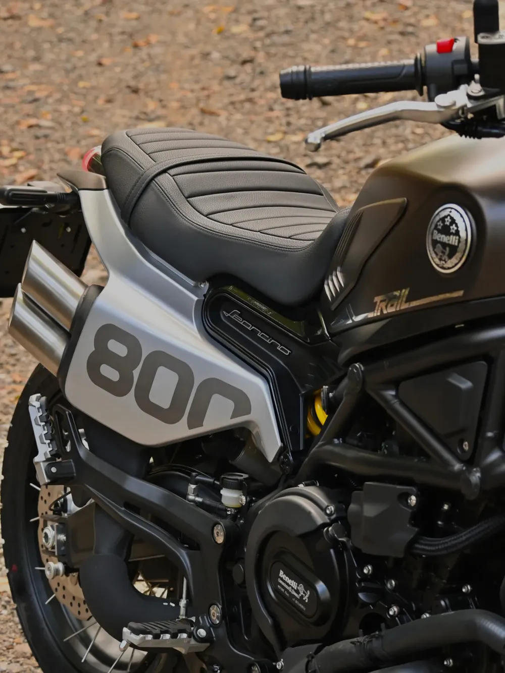 Una Benelli Leoncino 800 Trail in primo piano, serbatoio con lo stemma Benelli