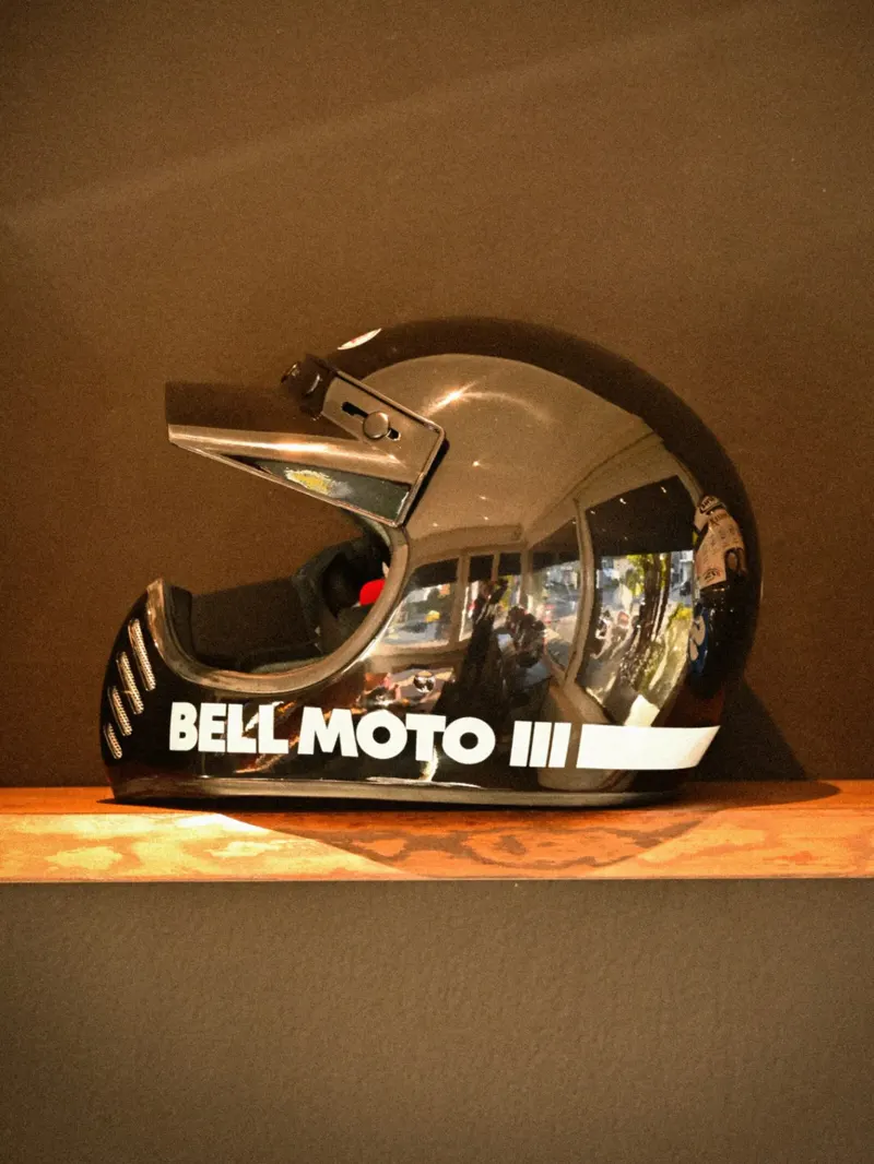 Un casco Bell Moto III su una mensola illuminata