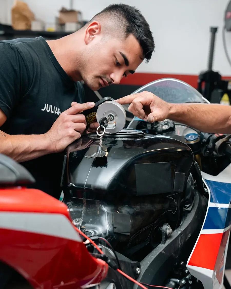 Julian Pedretti al lavoro su una moto