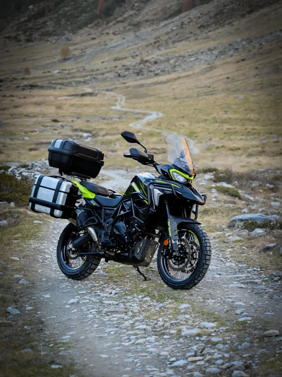 Una moto da viaggio con le borse su una strada di montagna