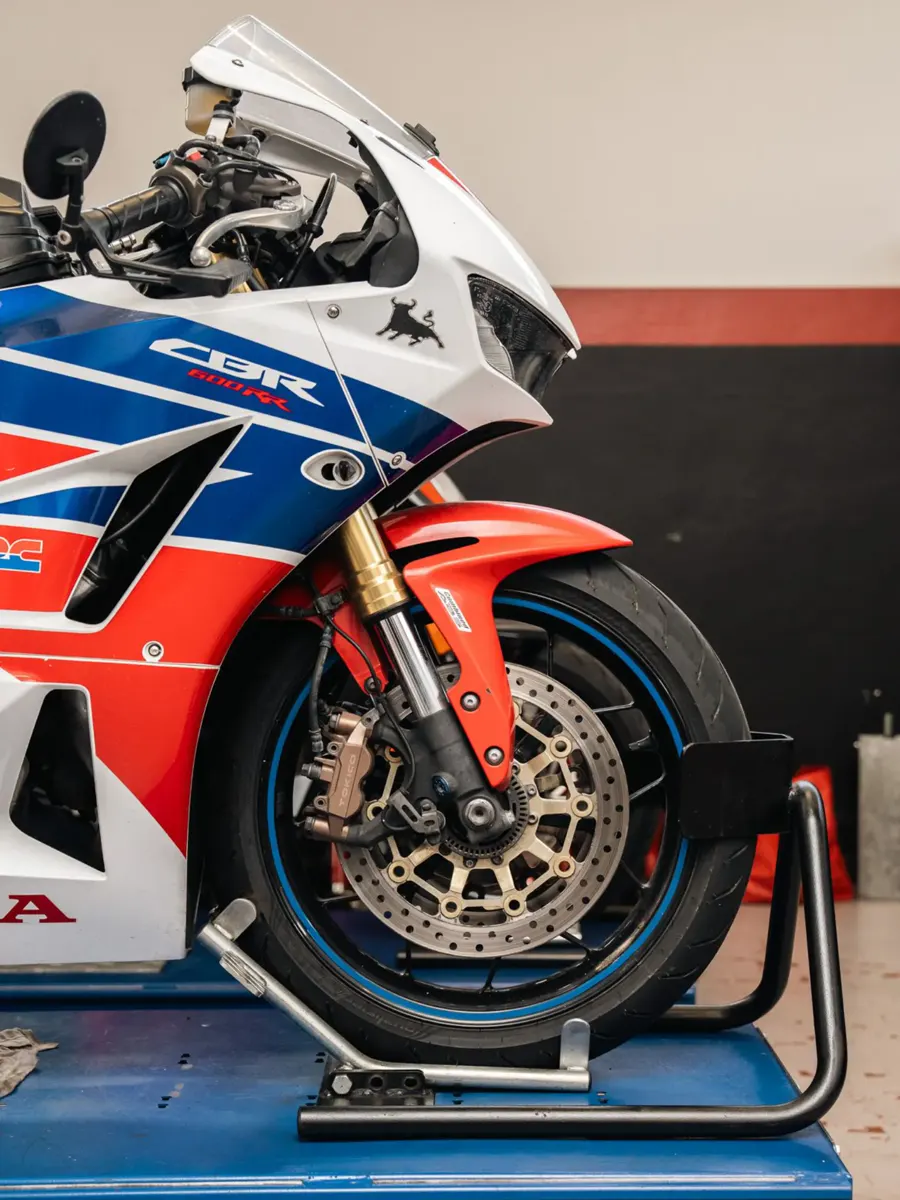 Una Honda CBR sul cavalletto in officina